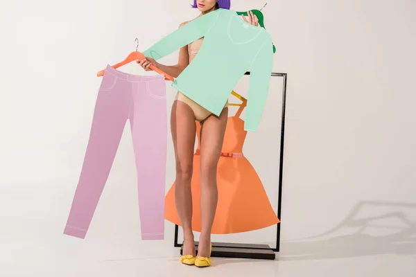 Gedeeltelijke Weergave Van Meisje Poseren Met Kleurrijke Papieren Kleding Wit — Stockfoto