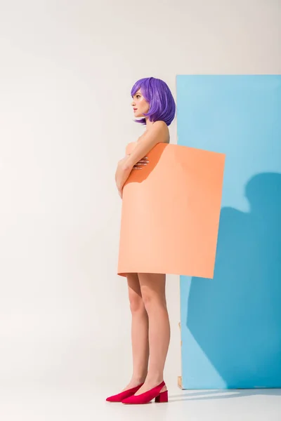 Красива Дівчина Фіолетовим Волоссям Покритим Кораловим Папером Позує Синьо Білому — стокове фото