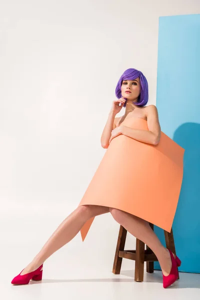 Красивая Девушка Фиолетовыми Волосами Покрытыми Коралловой Бумагой Сидящая Стуле Позируя — стоковое фото