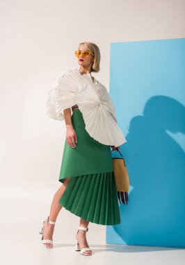 güneş gözlüğü ve poz mavi ve beyaz kağıt kıyafet şık kız güzel