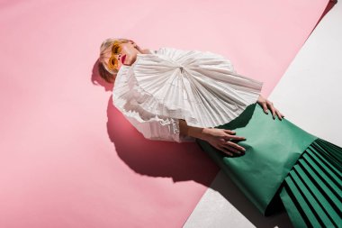 güneş gözlüğü ve kağıt giyim pembe ve beyaz kopya alanı ile şık kız güzel