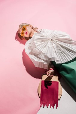 güzel şık yoiung kadın güneş gözlüğü ve pembe ve beyaz kağıt kıyafet