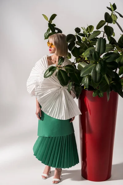 Bela Menina Elegante Óculos Sol Roupas Papel Posando Perto Planta — Fotografia de Stock