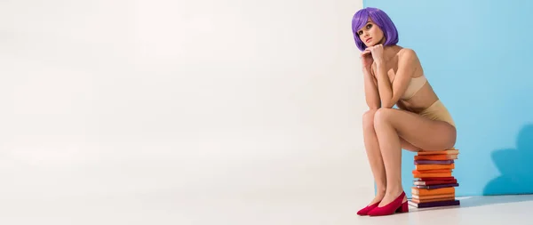 Plano Panorámico Hermosa Chica Con Pelo Morado Sentado Libros Colores — Foto de Stock