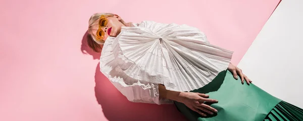 Tiro Panorâmico Menina Elegante Bonita Óculos Sol Roupas Papel Rosa — Fotografia de Stock