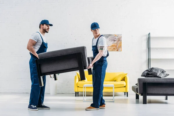 Dos Mudanzas Uniforme Transportando Muebles Apartamento — Foto de Stock