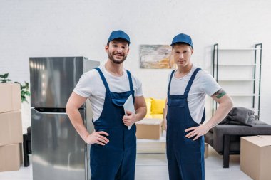 Daire kamera bakarak dijital tablet ile iki yakışıklı Nakliyeciler