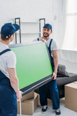 iki taşıyıcılar dairede yeşil ekran ile TV taşıma