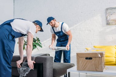 kopya alanı ile dairede streç film rulo ile kanepe sarma movers