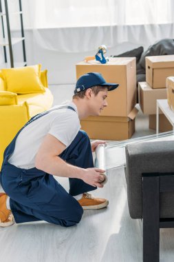 Daire içinde streç film rulo ile üniforma sarma mobilya Mover