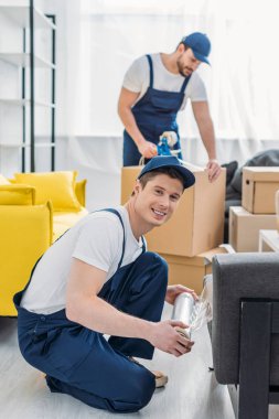 Daire içinde streç film ve ambalaj kutuları rulo ile mobilya sarma Movers