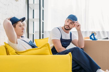 dairede kanepede oturan üniforma iki Nakliyeciler