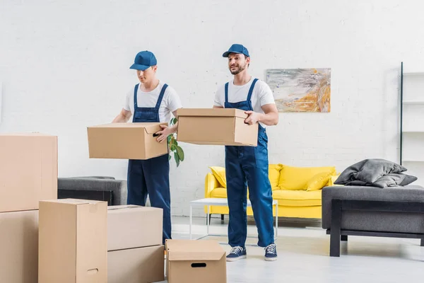 Two Movers Transporting Cardboard Boxes Apartment — Stock Photo, Image