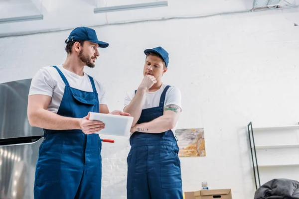 Twee Knappe Verhuizers Uniform Gebruikend Digitale Tablet Flat Met Exemplaar — Stockfoto