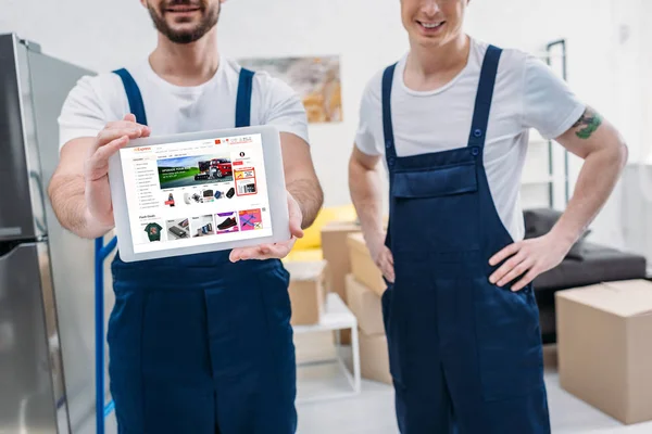 Cropped View Two Movers Presenting Digital Tablet Aliexpress App Screen — Stock Photo, Image