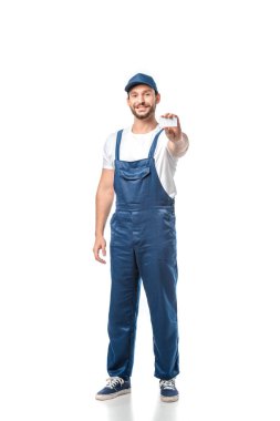 yakışıklı Mover üniformalı kamera bakarak ve boş iş kartı beyaz izole