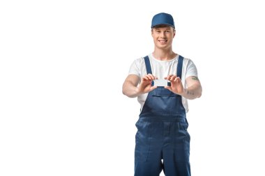 yakışıklı Mover üniforma kamera bakarak ve boş iş kartı kopya alanı ile beyaz izole tutarak