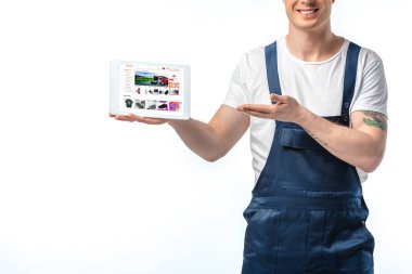 gülümseyen Taşıyıcı hareket ve beyaz üzerinde izole ekranda Aliexpress uygulaması ile dijital tablet sunan kırpılmış görünümü