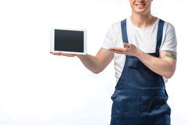 El ve beyaz üzerinde izole boş ekran ile dijital tablet sunma ile gülümseyen Mover işaret görünümü kırpılmış