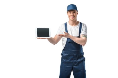  Mover kamera bakıyor ve beyaz üzerinde izole boş ekran ile dijital tablet sunma