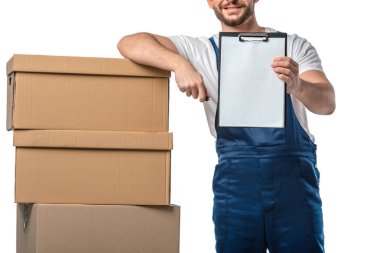 beyaz üzerinde izole karton kutular yakınında boş Pano tutan üniforma içinde Mover kırpılmış görünümü