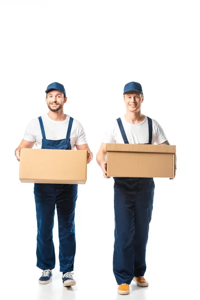 Dos Móviles Guapos Mirando Cámara Mientras Transportan Cajas Cartón Blanco — Foto de Stock