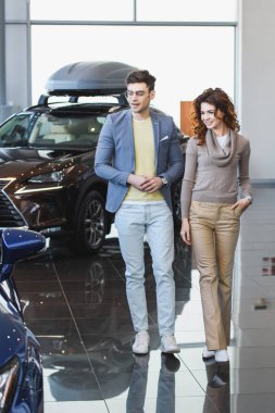 cepte el ile kıvırcık çekici kadın yakın araba showroom yürüyüş gözlük şık adam 
