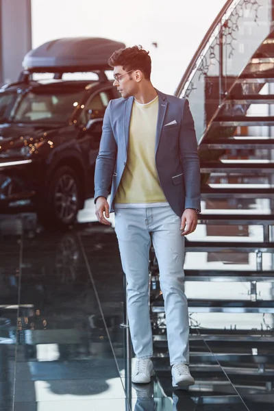 Guapo Hombre Elegante Gafas Pie Sala Exposición Coches — Foto de Stock