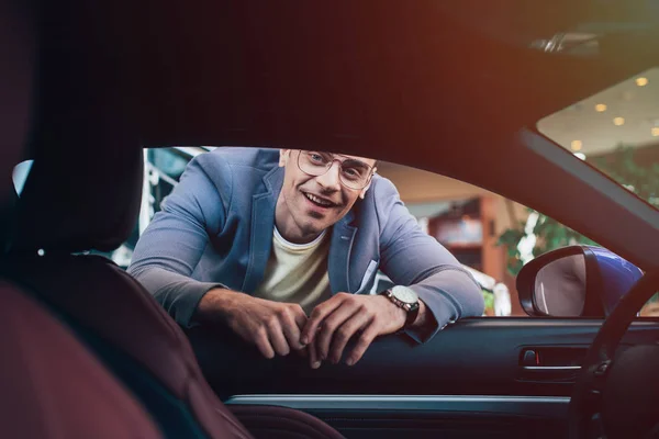 Selektive Fokussierung Des Glücklichen Mannes Mit Brille Auf Das Auto — Stockfoto