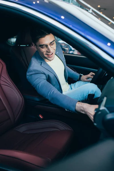 Araba Oturan Gözlük Başarılı Neşeli Adam Seçici Odak — Stok fotoğraf