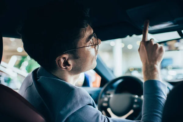 Foco Seletivo Homem Sucesso Óculos Gesticulando Enquanto Sentado Automóvel — Fotografia de Stock