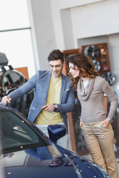 Happy Stylish Man Glazen Wijzend Met Vinger Auto Buurt Van — Stockfoto