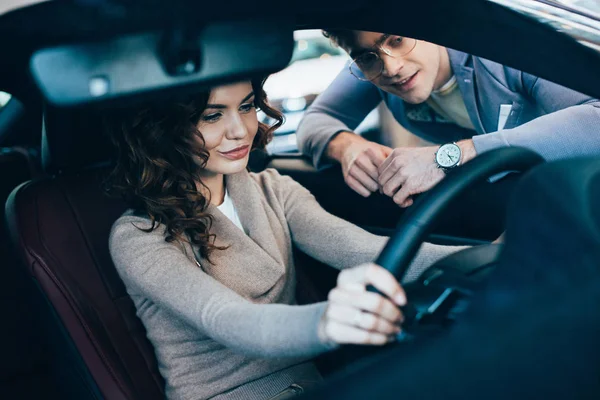 Selektiv Fokus Vackra Lockig Kvinna Sitter Bilen Och Hålla Ratten — Stockfoto