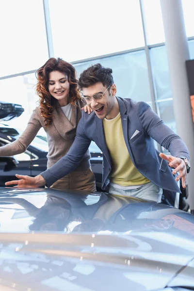 Selectieve Focus Van Opgewonden Man Glazen Kijkend Naar Auto Buurt — Stockfoto