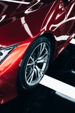 Araba showroom metalik tekerlek ile yeni parlak kırmızı otomobil 