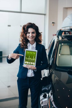 ekranda kalp atışı oranı ile dijital tablette parmak ile işaret neşeli iş kadını 