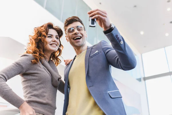 Vista Inferior Mujer Alegre Mirando Las Llaves Mano Del Hombre — Foto de Stock