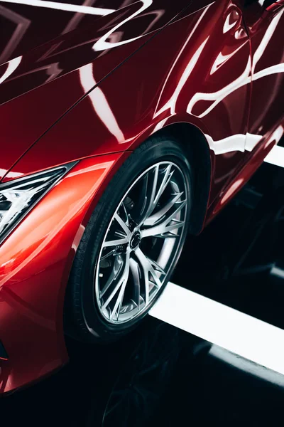 New Shiny Red Automobile Metallic Wheel Car Showroom — Stock Photo, Image