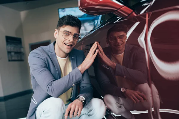 Heureux Homme Élégant Dans Des Lunettes Assis Près Automobile Rouge — Photo