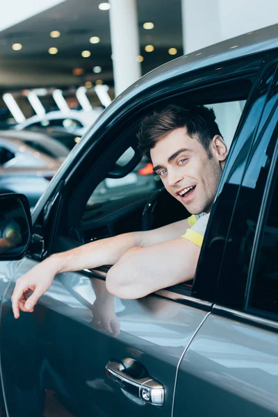 Foco Seletivo Homem Alegre Sorrindo Enquanto Sentado Automóvel — Fotografia de Stock