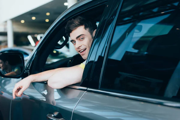 Enfoque Selectivo Del Hombre Feliz Sonriendo Mientras Está Sentado Automóvil — Foto de Stock