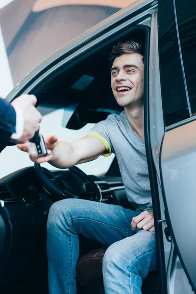 Ausgeschnittene Ansicht Von Autohändler Übergibt Schlüssel Fröhlichen Erfolgreichen Mann — Stockfoto