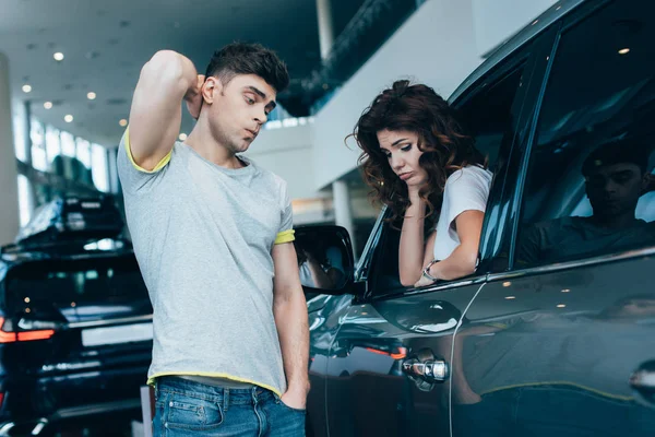 Triste Donna Seduta Automobile Vicino Sconvolto Uomo Piedi Con Mano — Foto Stock