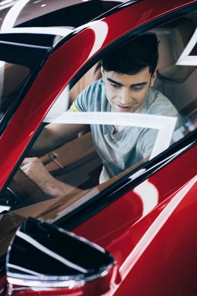 Enfoque Selectivo Hombre Sonriente Guapo Sentado Coche Rojo — Foto de Stock