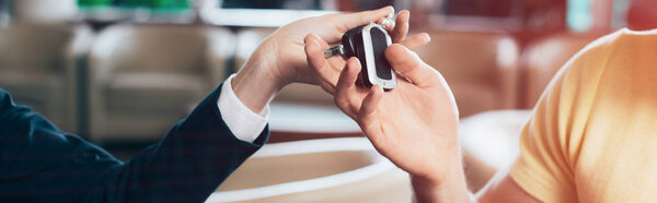 панорамный снимок мужчины и женщины, держащих ключи от машины
