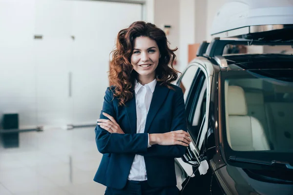 Hermosa Mujer Negocios Pie Con Los Brazos Cruzados Mirando Cámara — Foto de Stock