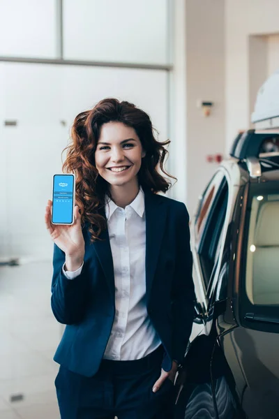 Sorridente Empresária Segurando Smartphone Com Aplicativo Skype Tela Segurando Mão — Fotografia de Stock