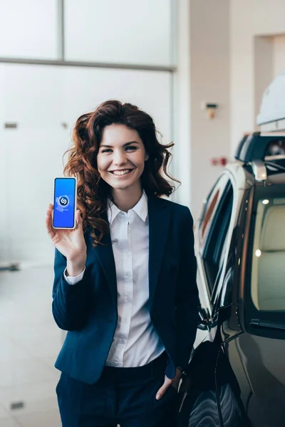 Smiling Businesswoman Showing Smartphone Shazam App Screen Holding Hand Pocket — Stock Photo, Image