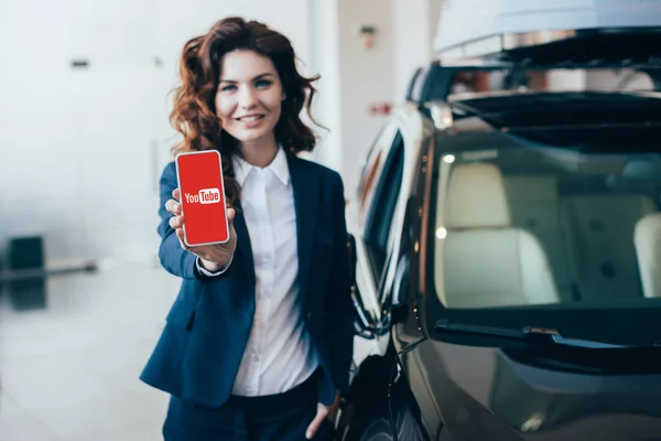 Selective Focus Pretty Businesswoman Holding Smartphone Youtube App Screen Holding — Stock Photo, Image