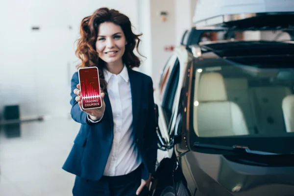 Foco Seletivo Empresária Segurando Smartphone Com Cursos Negociação Aplicativo Tela — Fotografia de Stock